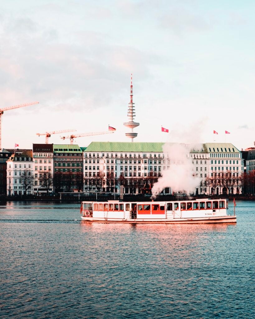 Photo of a boat on a lake in Hamburg