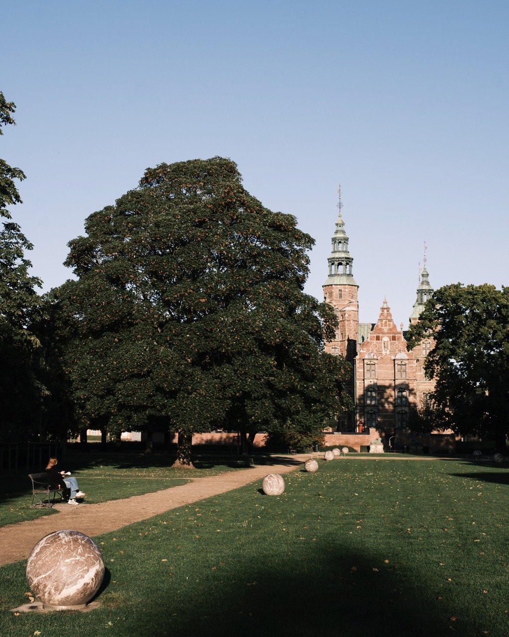 A photo of Rosenborg Castle in the early morning