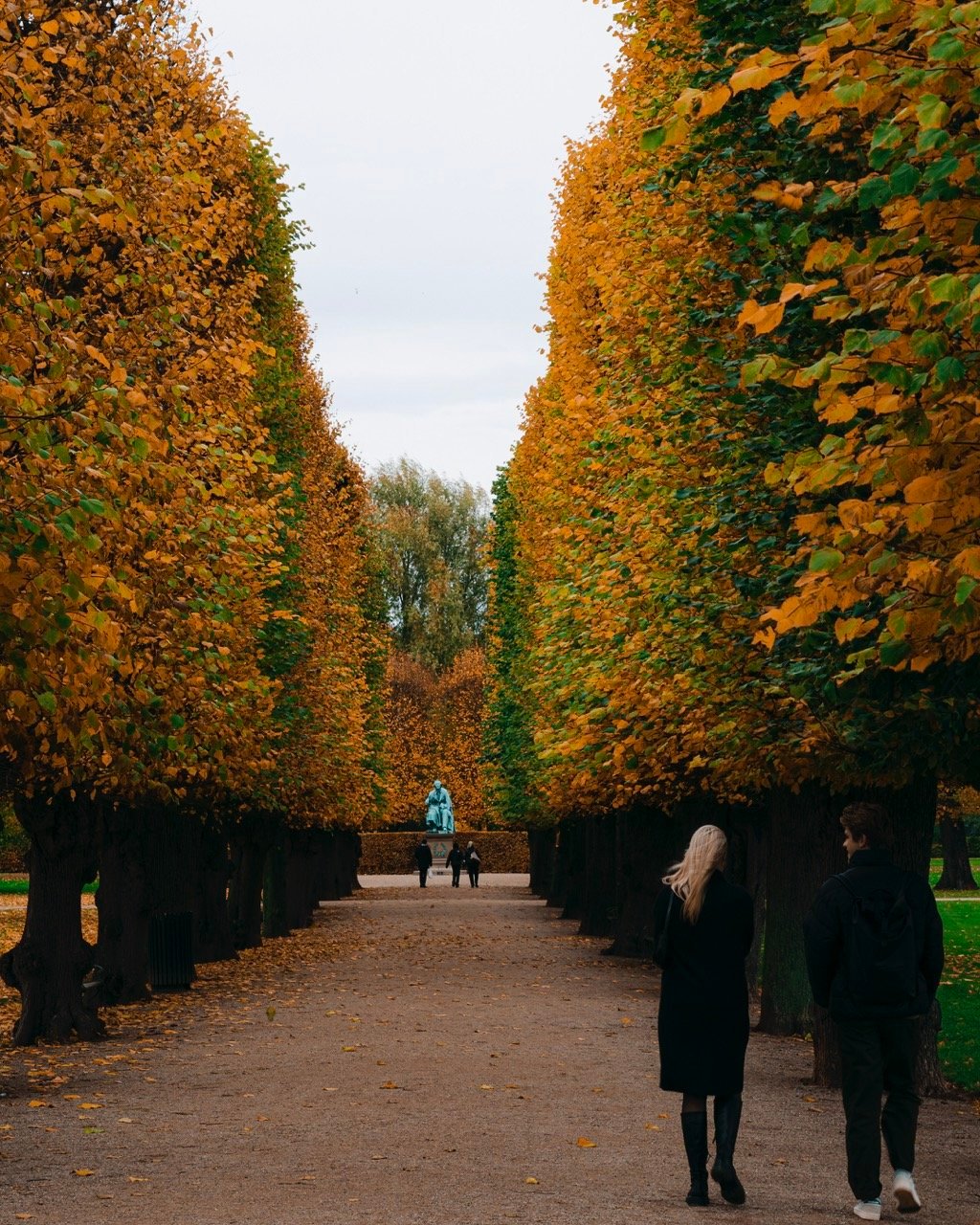 Photo showing a couple walking through Kongens Have in Copenhagen during the autumn