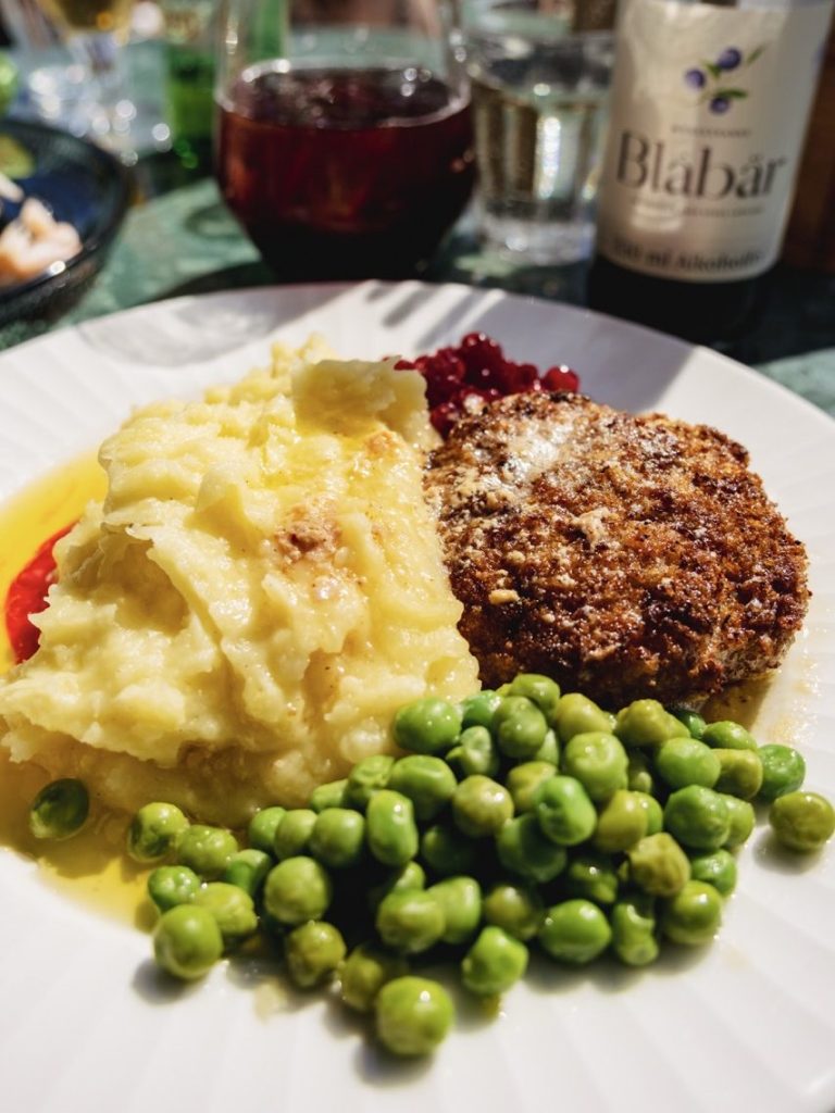 Food at a bistro in Ulvöhamn
