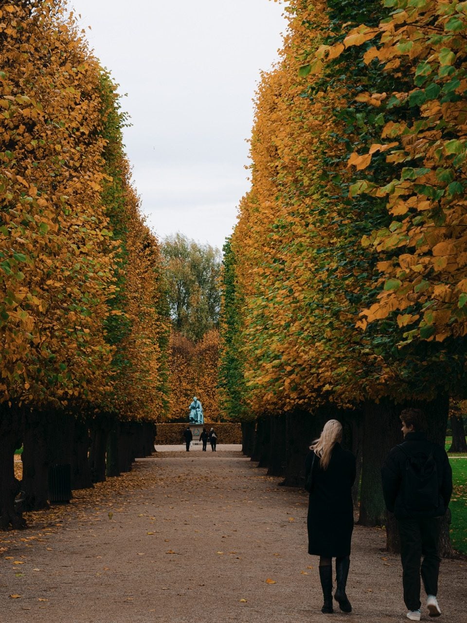 Photo showing a couple walking through Kongens Have in Copenhagen during the autumn