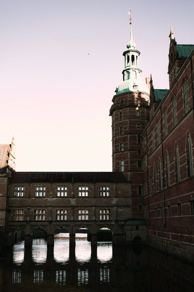 A bridge and building outside Frederiksborg Slot