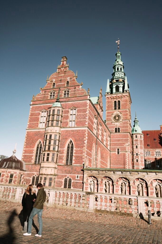 A couple outside Frederiksborg Castle in Hillerød