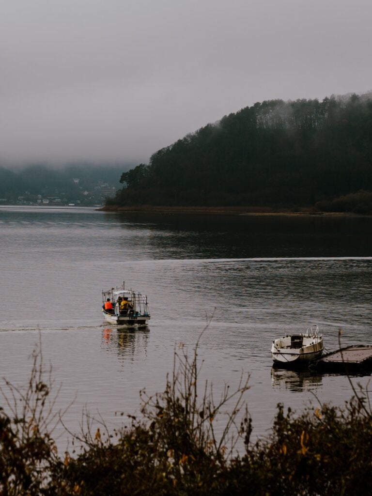 A cloudy day on Lake Kawaguchi in Japan