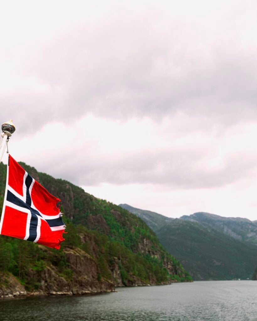 A fjord cruise with a Norwegian flag