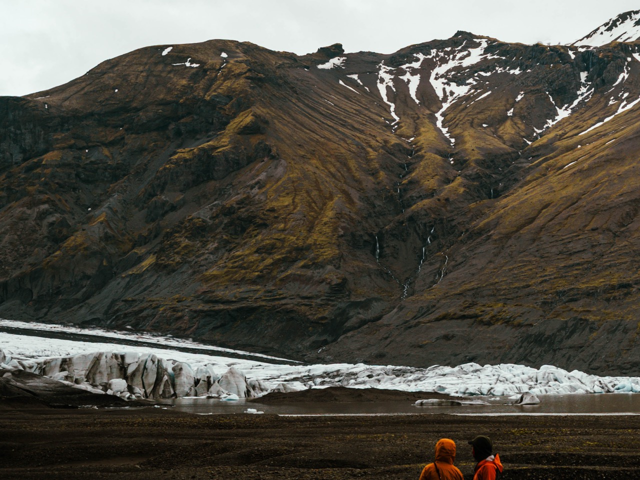 People hiking close to Skaftafellsjökull in Iceland