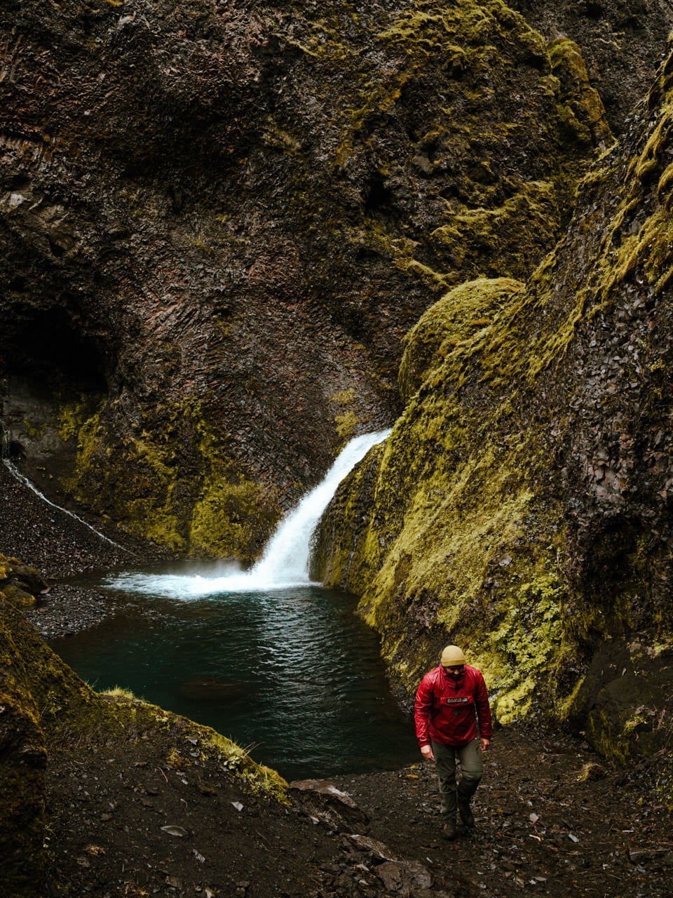 Hiking next to a waterfall close to the Thakgil Campsite