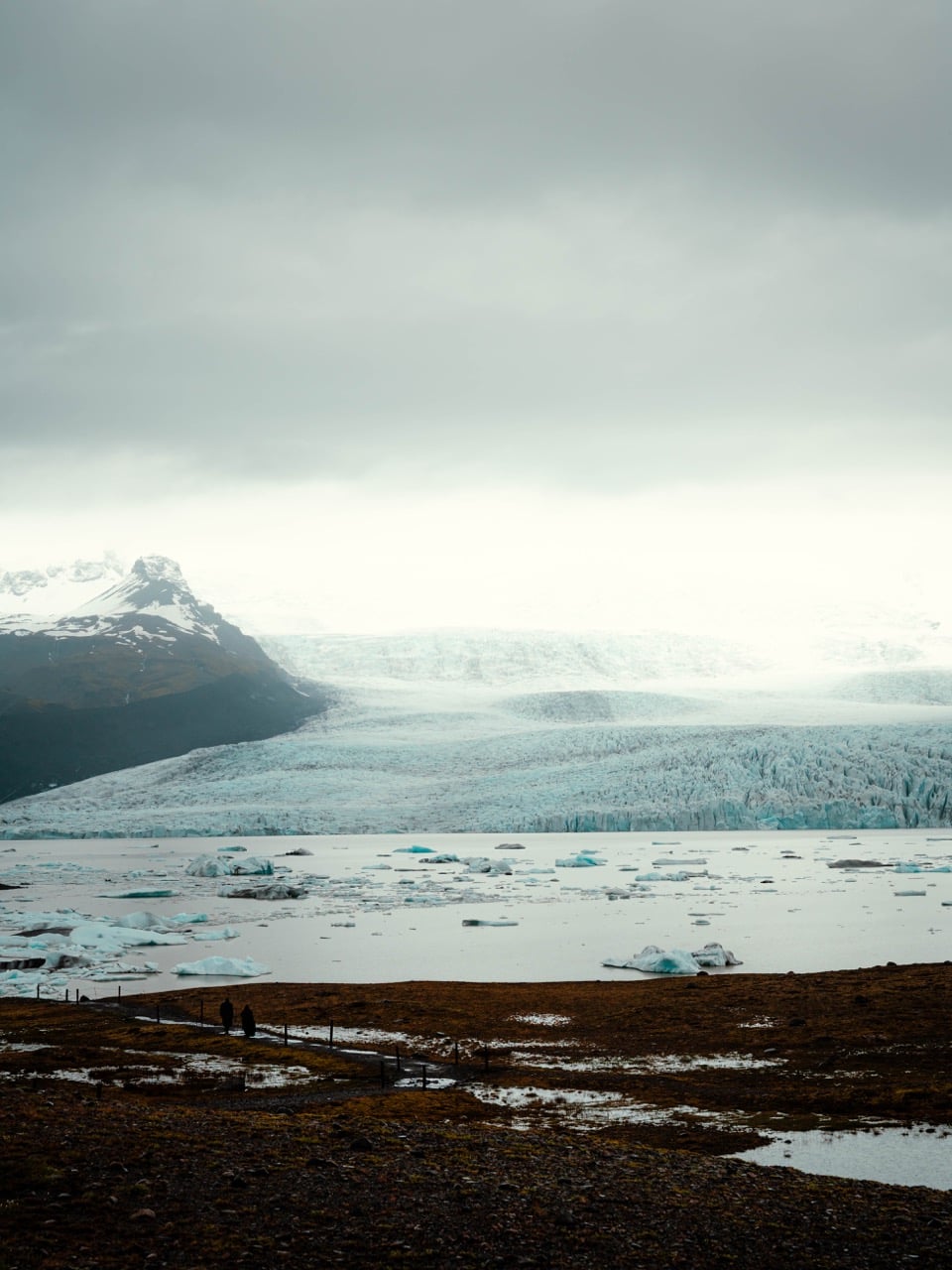 A photo of Fjallsárlón from close to the parking lot